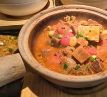 Slow-Cooked Beef Brisket with Tomato in Clay Pot