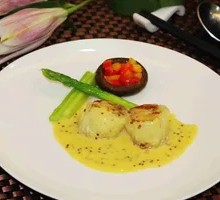 Spiced Dumplings with Sauce