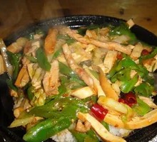 Green Pepper and Pork Stir-fry Rice in Clay Pot