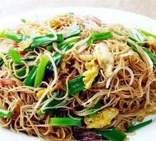 Egg and Beef Stir-fried with Thin Noodles
