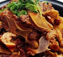 Sauce-Flavored Beef Bone Pot