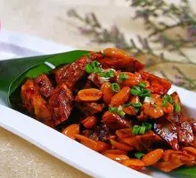 Stewed Pig Trotter with Soybeans