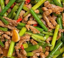 Stir-fried Pork with Garlic Greens