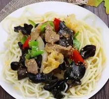 木耳炒牛肉盖浇面