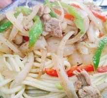 洋葱炒牛肉盖浇面