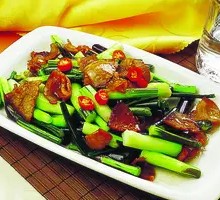 Preserved pork stir-fried with red mustard greens