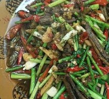 Stir-fried Garlic Chives with Earth Eel