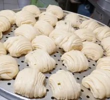 Flower-shaped steamed bun