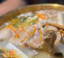 Fresh Pork Trotter in Copper Pot