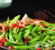Stir-Fried Pork and Green Beans Rice Bowl