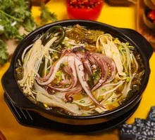 Sour Cabbage Squid Noodles