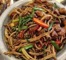 Tea Tree Mushroom and Pig Intestine Stir-fry
