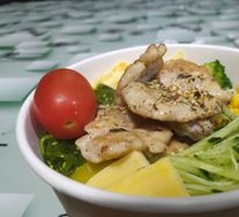 Low-Fat Grilled Chicken Poke Bowl