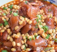 Stewed Pig Trotter with Soybeans