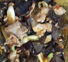 木耳肉丝盖饭
