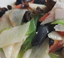 Black fungus stir-fried with yam