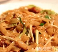 Stir-Fried Rice Noodles with Pork Sauce