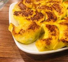 Chicken Broth Pan-Fried Leek Pork Dumplings