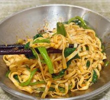 Dry-fried Noodles with Leek Leaves