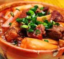 Braised Pork with Rice Noodles in Clay Pot