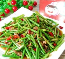 Garlic Shoots with Shredded Pork