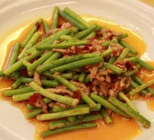 Garlic Shoots with Shredded Pork