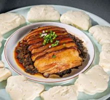 Braised Pork in Flatbread