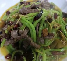 Stir-Fried Beef and Lettuce Strips