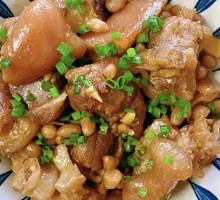 Pork Trotter Stewed with Peanuts