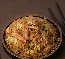 Stir-Fried Rice Noodles with Pork and Green Pepper