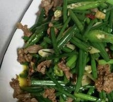Stir-fried garlic shoots with pork