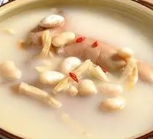 Pig Trotter and Soybean Soup