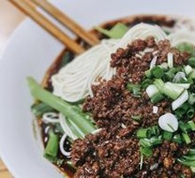 Dry Stir-Fried Noodles with Meat Sauce