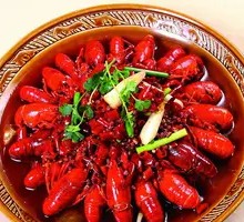 Spicy Crayfish with Extra Side Dishes