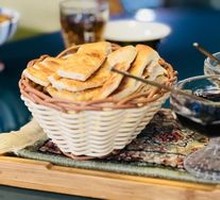 Xinjiang Naan with Yogurt and Fruit Sauce