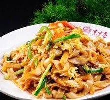 Stir-fried Rice Noodles with Egg and Shredded Pork