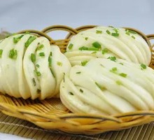 Flower-shaped steamed bun
