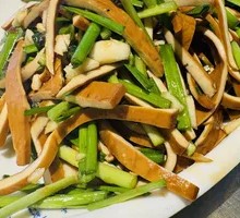 Leek and Tofu Skin Stir-fry