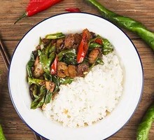 Green Pepper Stir-Fried Chicken Rice Bowl