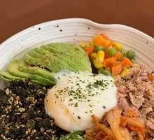 Avocado Tuna Poke Bowl