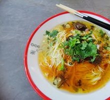 Flower-pattern Beef Noodles