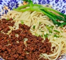 Dry Stir-Fried Noodles with Meat Sauce