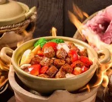 Pepper Beef Cubes in Pot Rice