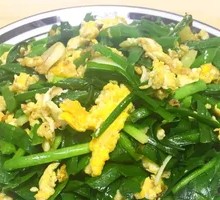 Stir-fried eggs with chives
