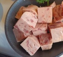 Gaga Luncheon Meat