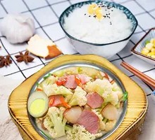 Garlic Sautéed Cabbage with Preserved Pork in Wooden Bucket Rice
