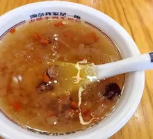 Lung-Nourishing Silver Ear and Pear Soup