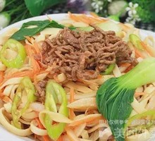 Stir-Fried Noodles with Shredded Meat