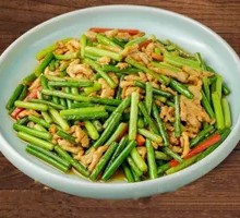Garlic Shoots with Shredded Pork