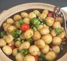 Crispy Pork Rinds with Small Potatoes